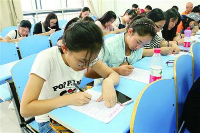 7,400 Freshmen At Shantou University Of Science And Technology Collectively Wrote Letters To Their Families, And They Were In Tears Before They Even Started Writing.-Lijin Finance