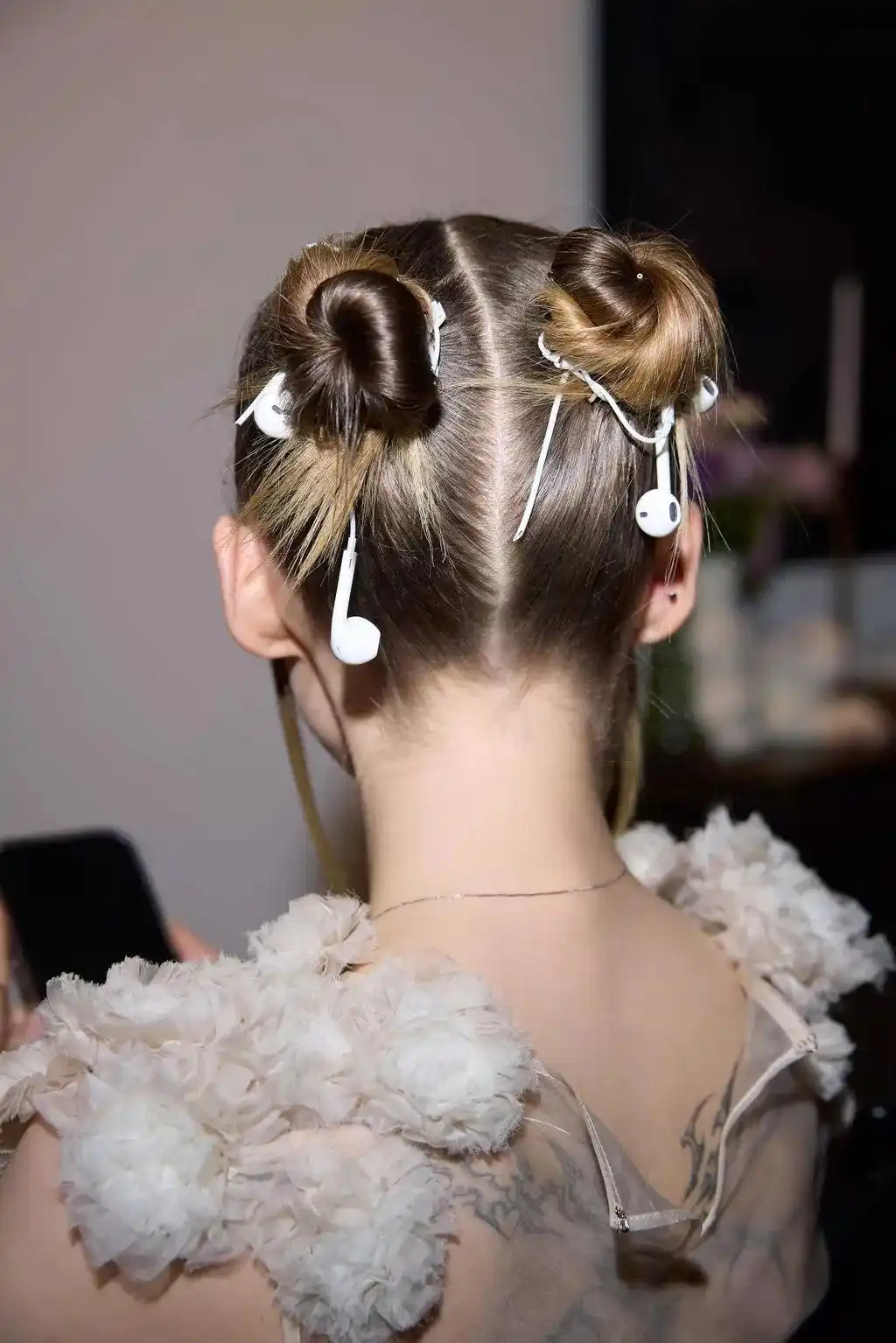 有线耳机被淘汰10年翻红 销量暴涨20%_Z世代反数字化趋势_有线耳机复古潮流