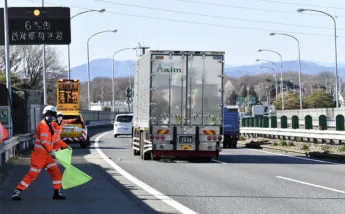 日元贬值叠加原油暴涨，日民众叫苦连天：连百元店都要逛不起了_日元贬值叠加原油暴涨，日民众叫苦连天：连百元店都要逛不起了_