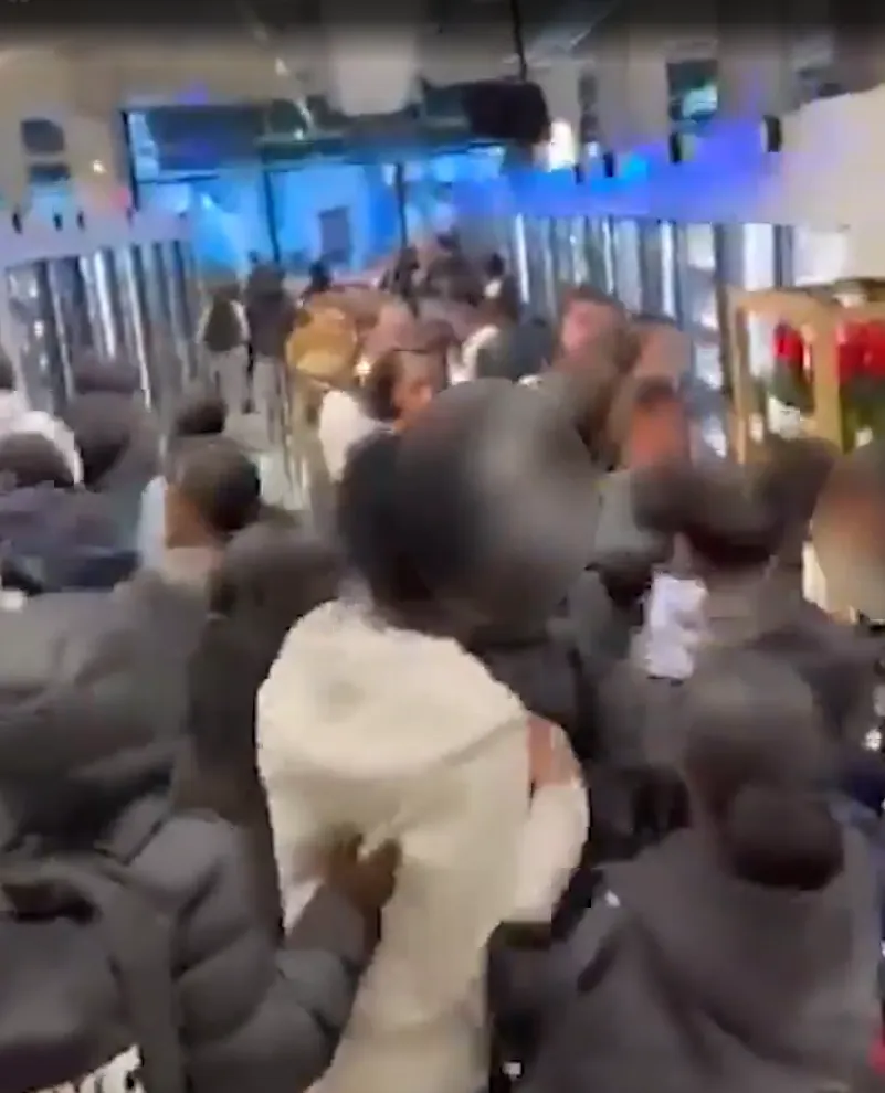 英国数十蒙面青年冲进街区：疯狂掠夺数十家商铺，现场乱作一团警察紧急封锁__英国数十蒙面青年冲进街区：疯狂掠夺数十家商铺，现场乱作一团警察紧急封锁