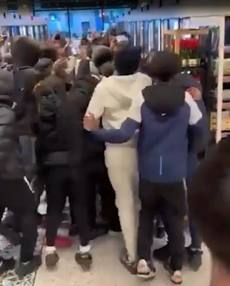 英国数十蒙面青年冲进街区：疯狂掠夺数十家商铺，现场乱作一团警察紧急封锁_英国数十蒙面青年冲进街区：疯狂掠夺数十家商铺，现场乱作一团警察紧急封锁_