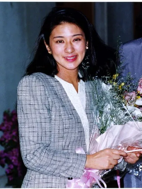 马克龙送日本皇后吻手礼，雅子全程说法语，72岁布里吉特穿LV更显嫩__马克龙送日本皇后吻手礼，雅子全程说法语，72岁布里吉特穿LV更显嫩