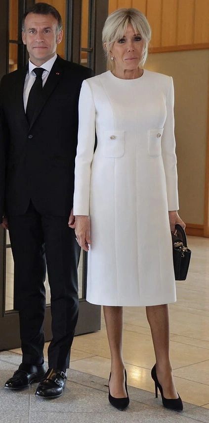 马克龙送日本皇后吻手礼，雅子全程说法语，72岁布里吉特穿LV更显嫩__马克龙送日本皇后吻手礼，雅子全程说法语，72岁布里吉特穿LV更显嫩