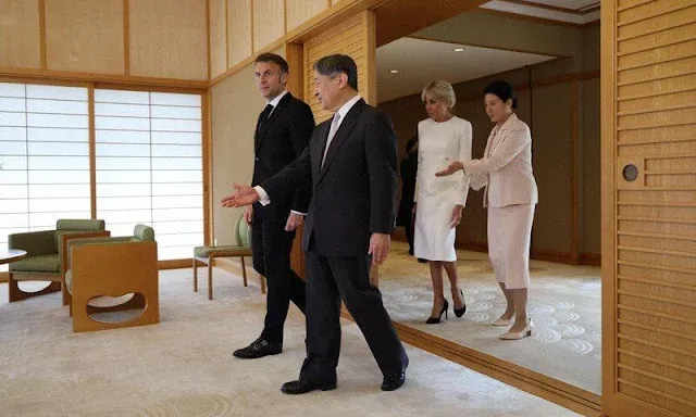 马克龙送日本皇后吻手礼，雅子全程说法语，72岁布里吉特穿LV更显嫩__马克龙送日本皇后吻手礼，雅子全程说法语，72岁布里吉特穿LV更显嫩