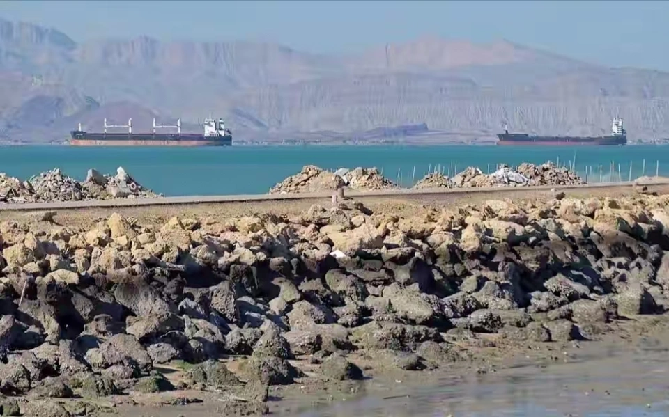 一夜之间攻守易位?中东这盘棋,真正被掀翻的是美国的底牌__一夜之间攻守易位?中东这盘棋,真正被掀翻的是美国的底牌